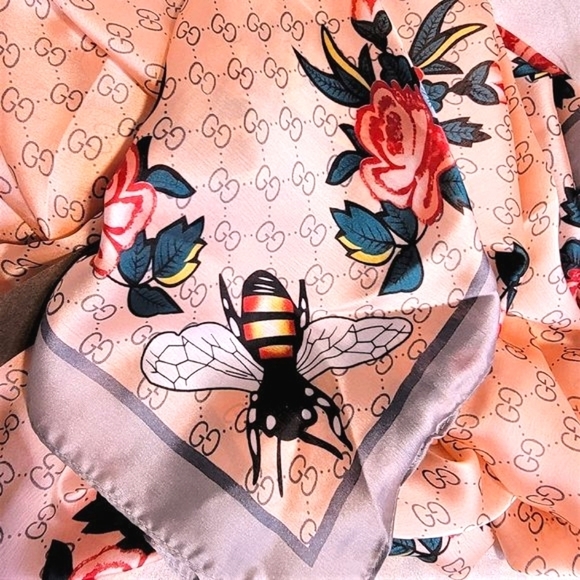 !!SOLD on VC!!!   GUCCI Gorgeous Huge Apricot Floral Silk Scarf - Picture 6 of 10